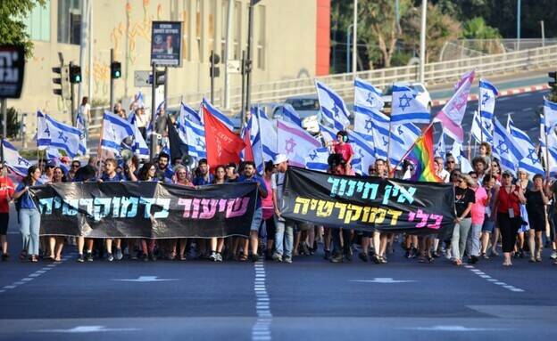 هفته سی و پنجم اعتراضات بعد از یک زد و خورد شدید در تل آویو!/ مهاجران آفریقایی هم به خیابان آمدند  + عکس