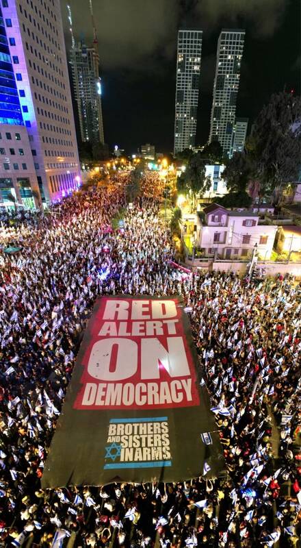 هفته سی و پنجم اعتراضات بعد از یک زد و خورد شدید در تل آویو!/ مهاجران آفریقایی هم به خیابان آمدند  + عکس