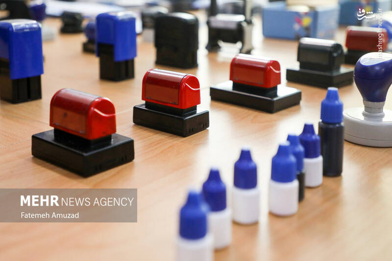 عکس/ دستگیری اعضای باند جعل گذرنامه در آژانس مسافرتی