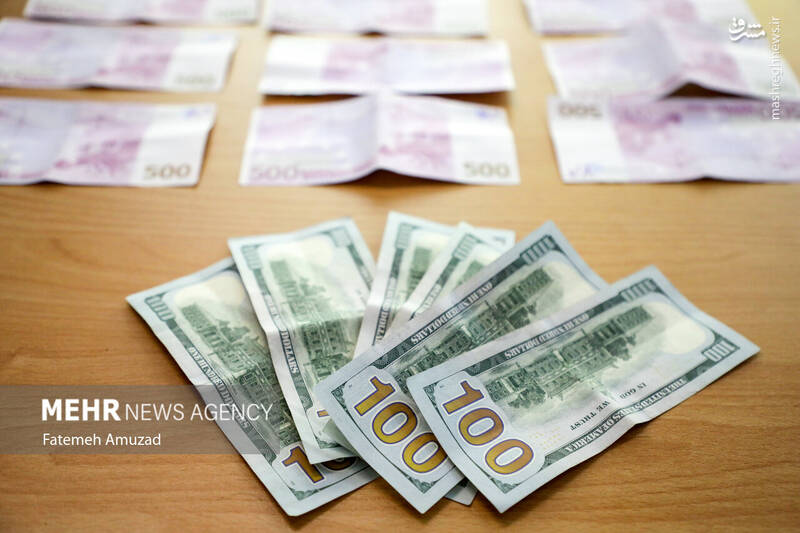 عکس/ دستگیری اعضای باند جعل گذرنامه در آژانس مسافرتی