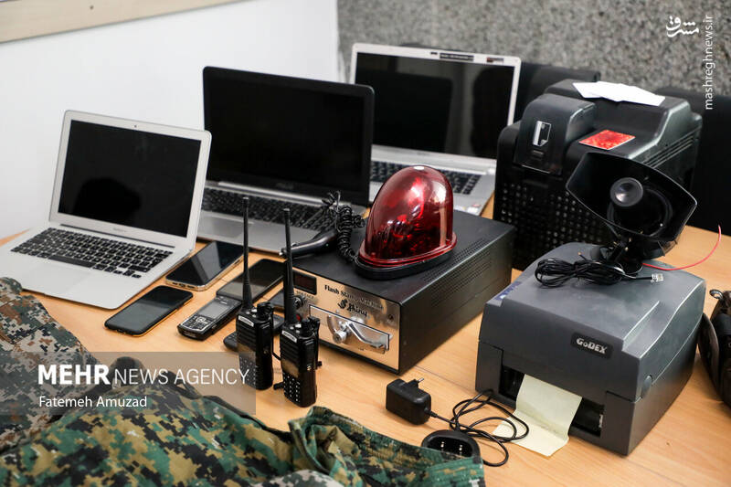 عکس/ دستگیری اعضای باند جعل گذرنامه در آژانس مسافرتی