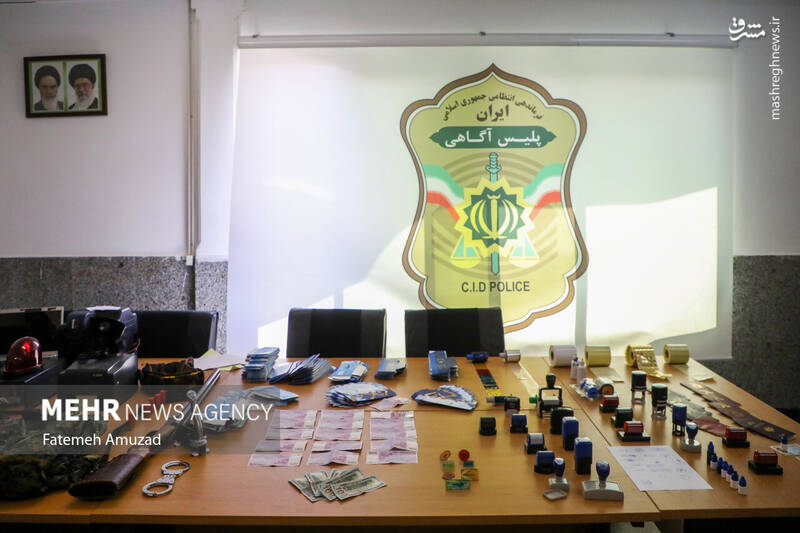 عکس/ دستگیری اعضای باند جعل گذرنامه در آژانس مسافرتی