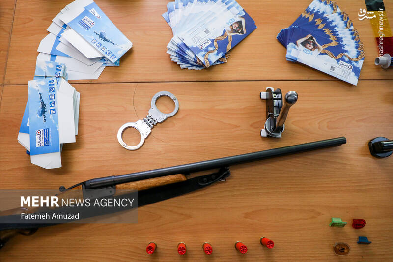 عکس/ دستگیری اعضای باند جعل گذرنامه در آژانس مسافرتی