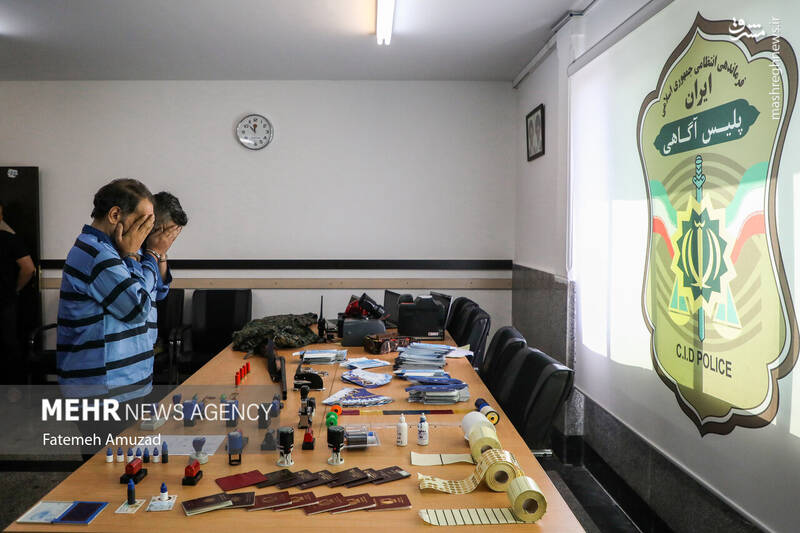 عکس/ دستگیری اعضای باند جعل گذرنامه در آژانس مسافرتی