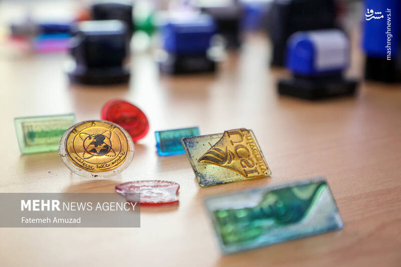 عکس/ دستگیری اعضای باند جعل گذرنامه در آژانس مسافرتی