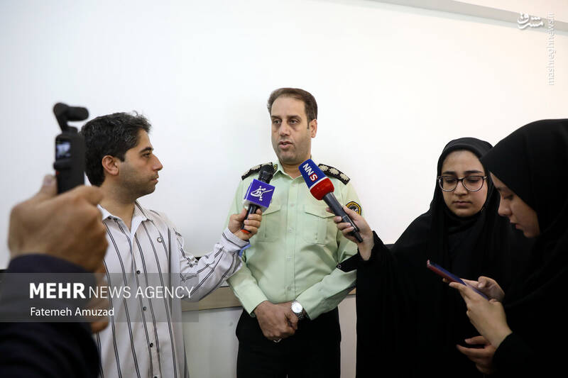 عکس/ دستگیری اعضای باند جعل گذرنامه در آژانس مسافرتی