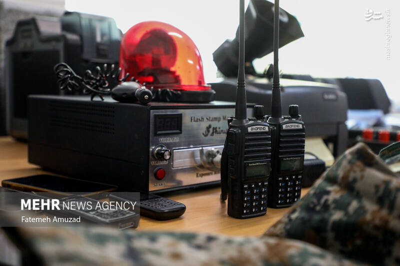 عکس/ دستگیری اعضای باند جعل گذرنامه در آژانس مسافرتی