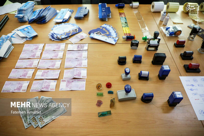 عکس/ دستگیری اعضای باند جعل گذرنامه در آژانس مسافرتی