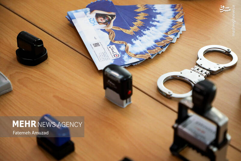 عکس/ دستگیری اعضای باند جعل گذرنامه در آژانس مسافرتی