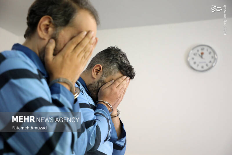 عکس/ دستگیری اعضای باند جعل گذرنامه در آژانس مسافرتی