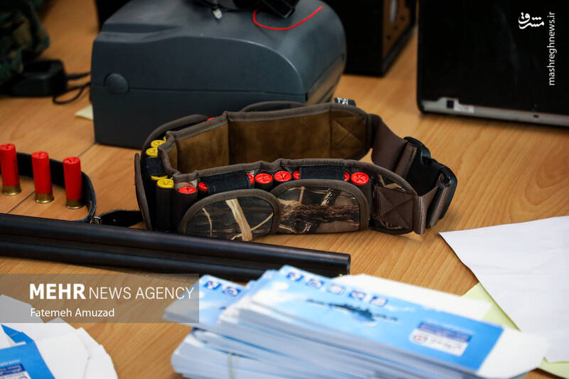 عکس/ دستگیری اعضای باند جعل گذرنامه در آژانس مسافرتی