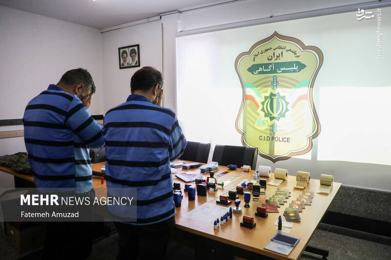 عکس/ دستگیری اعضای باند جعل گذرنامه در آژانس مسافرتی