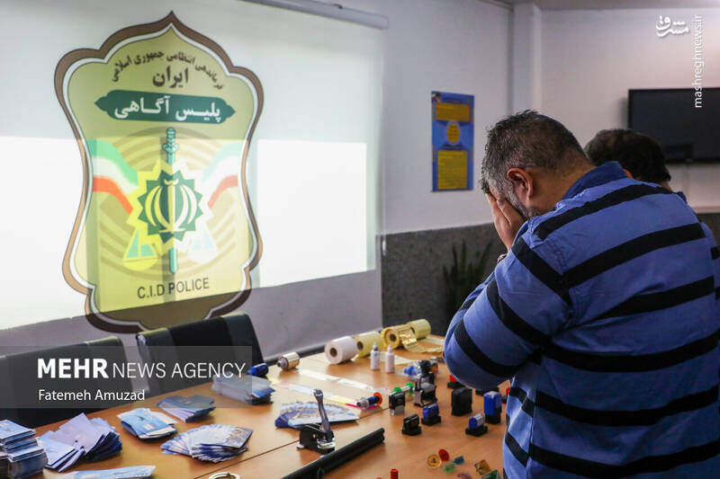 عکس/ دستگیری اعضای باند جعل گذرنامه در آژانس مسافرتی