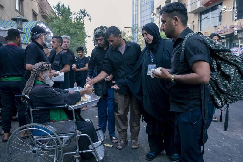 پذیرایی پیرمرد عراقی از زوار اربعین + تصاویر