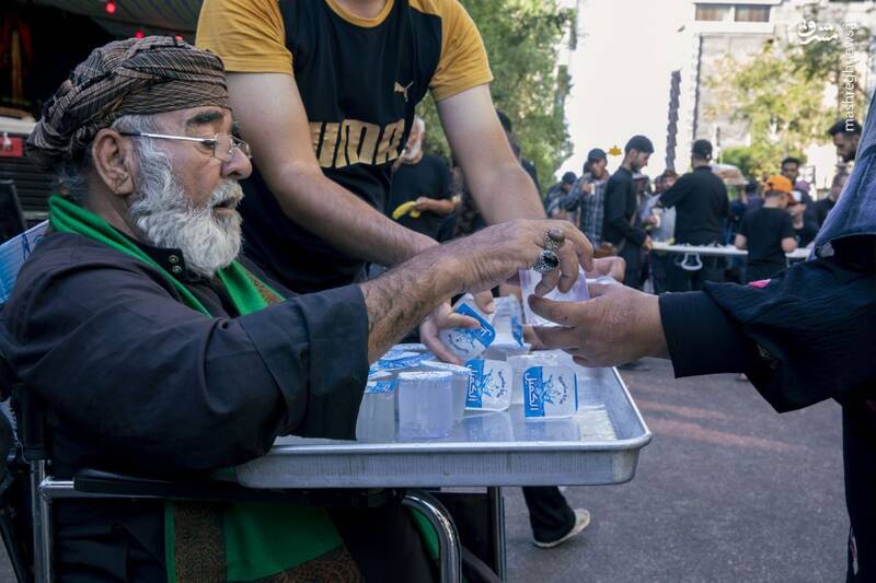 پذیرایی پیرمرد عراقی از زوار اربعین + تصاویر 2