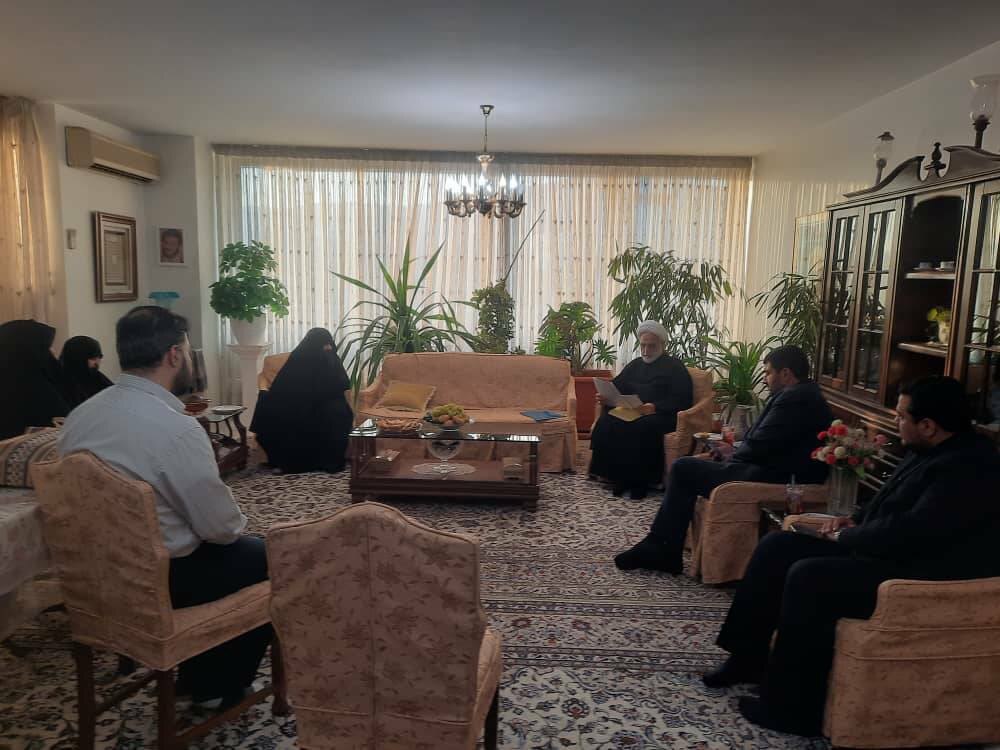 حجتالاسلام والمسلمین محسنی اژهای با خانواده شهید قدوسی دیدار کرد