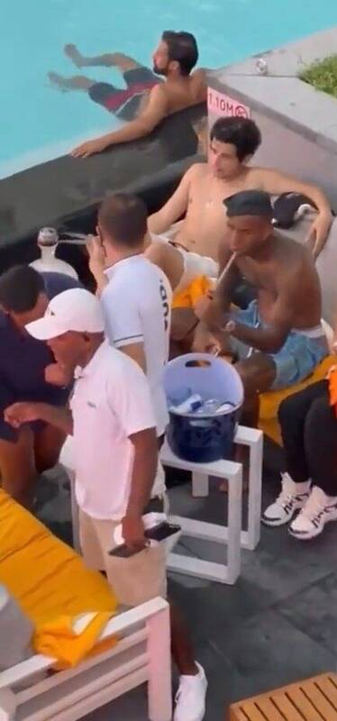 عکس| جنجال در اردوی النصر قبل بازی با پرسپولیس/ ستاره گلزن شوالیهها قلیانی شد!