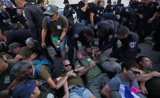 درگیری بین صهیونیست ها و پلیس در مقابل خانه لوین +فیلم