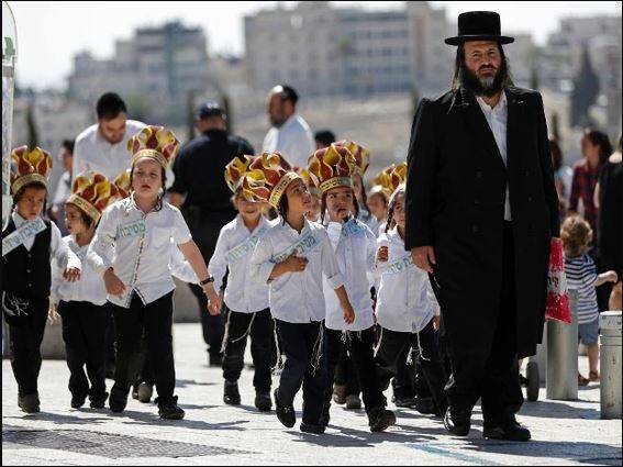 رفتار کودکان زامبیِ صهیونیست با زن مسیحی+فیلم