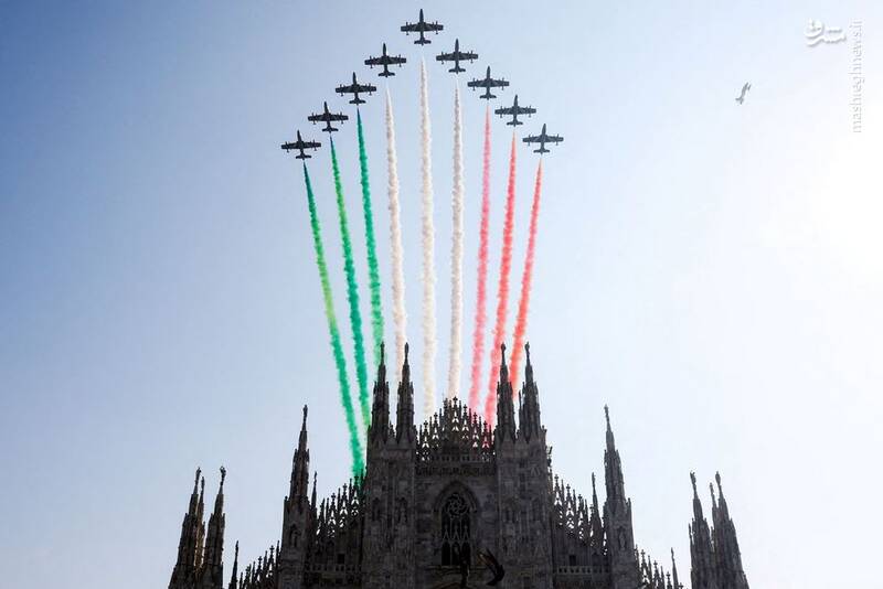 حرکت نمایشی نیروی هوایی ارتش ایتالیا بر فراز کلیسای کلیسای جامع میلان