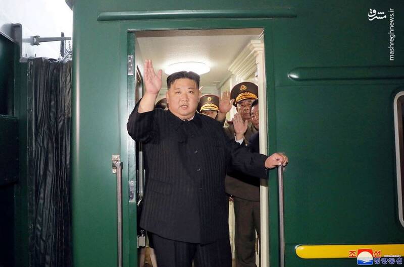 کیم جونگ اون رهبر کره شمالی با قطار زرهی شخصی خود به روسیه سفر کرد. کیم جونگ اون رهبر کره شمالی با قطار زرهی شخصی خود به روسیه سفر کرد.