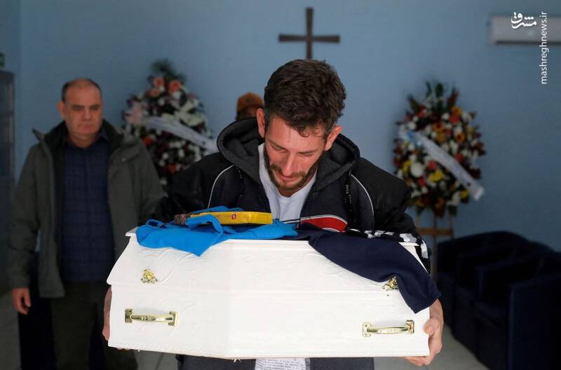 میگل روتیگلیانو بیلسکی یکی از بازمانده سیل در لاجهادو _ برزیل وسایل باقی مانده پسرش که در سیل کشته شده است را حمل میکند. میگل روتیگلیانو بیلسکی یکی از بازمانده سیل در لاجهادو _ برزیل وسایل باقی مانده پسرش که در سیل کشته شده است را حمل میکند.