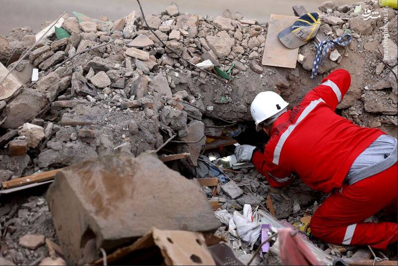 نجات یک کارگر محبوس شده در زیر آوار بعد از وقوع زلزله مرگبار در مراکش