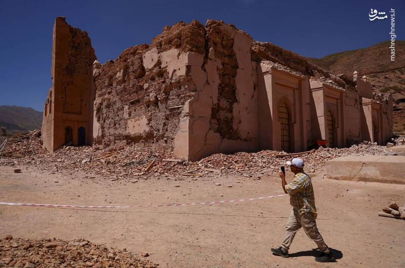 مردی در نزدیکی مسجد تینمل که در اثر زلزله مرگبار آسیب دیده است در تینمل _ مراکش قدم می‌زند.