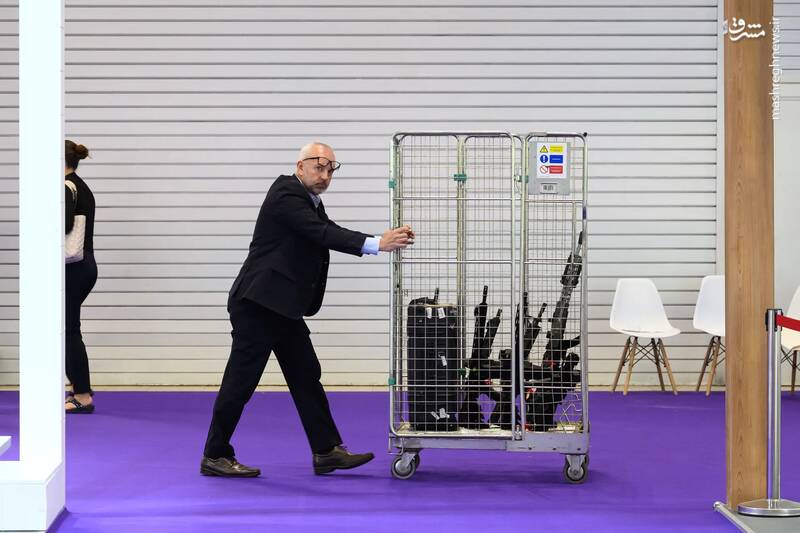 جابهجایی سلاحها در نمایشگاه بین المللی تجهیزات دفاعی و امنیتی در لندن _ انگلیس جابهجایی سلاحها در نمایشگاه بین المللی تجهیزات دفاعی و امنیتی در لندن _ انگلیس