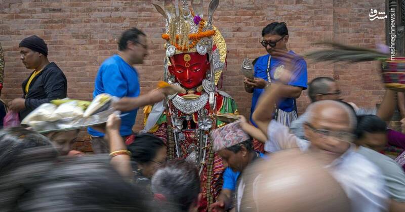 پیشکش برنج به بت بودا در طول جشنواره پانچا دان در باکتاپور _ نپال پیشکش برنج به بت بودا در طول جشنواره پانچا دان در باکتاپور _ نپال