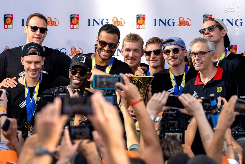 عکس یادگاری تیم ملی بستکبال آلمان در جمع خبرنگاران در فرانکفورت عکس یادگاری تیم ملی بستکبال آلمان در جمع خبرنگاران در فرانکفورت