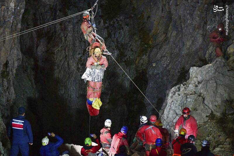 یک تیم بین‌المللی متشکل از ۲۰۰ امدادگر یک کاوشگر آمریکایی را که ۹ روز در عمق تونل‌های باریک یک غار به عمق ۱۱۲۰ متریِ در ترکیه گرفتار و دچار خونریزی داخلی شده بود نجات دادند.