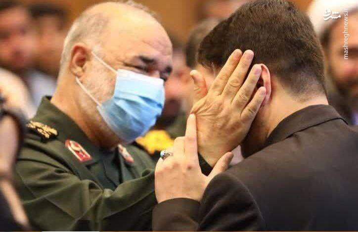 عکس/ دیدار مداح معروف نغمه اربعین امسال با سرلشکر سلامی