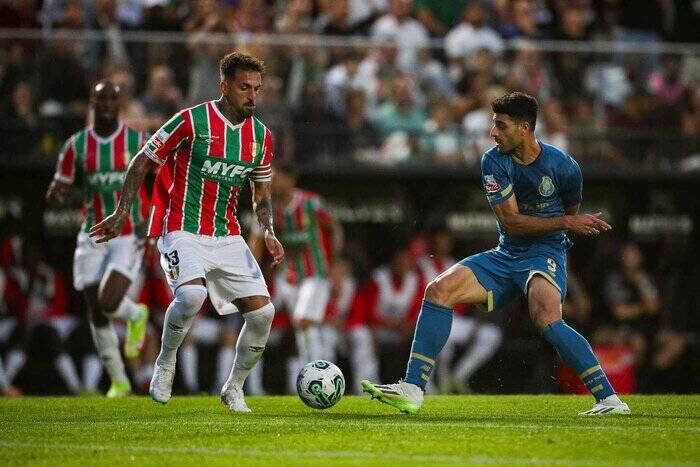 اهدا پیراهن طارمی به کودک هوادار پورتو با پرچم ایران +فیلم