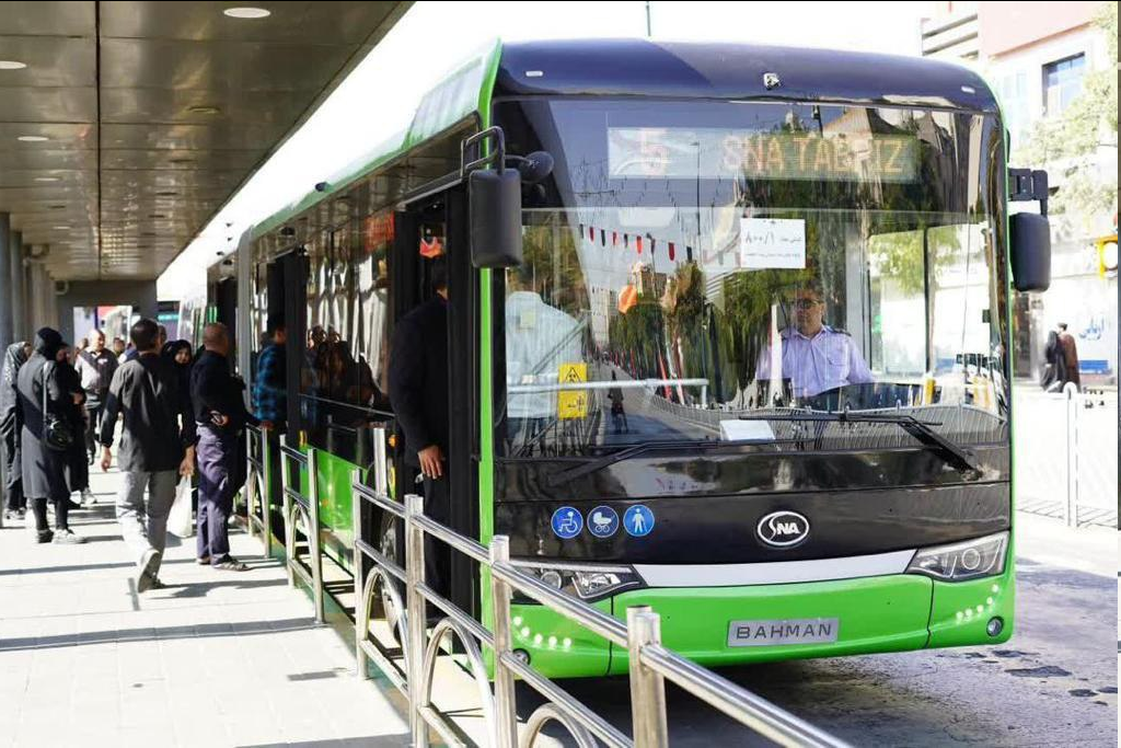 هاشمی: اتوبوسهای گروه بهمن، بهترینها را برای زائران حرم رضوی عرضه میکنند