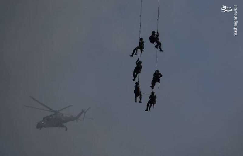 پایین آمدن سربازان با طناب از هلیکوپتر در طول تمرینات در لهستان