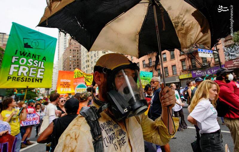 لباس خاص یک معترض به شرایط آب و هوایی  در نیویورک _ آمریکا