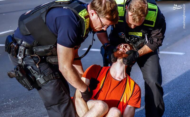 دستگیری یک فعال معترض به شرایط آب و هوایی توسط پلیس در برلین _ آلمان