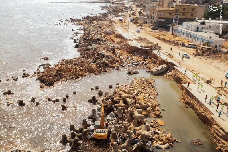 تصویر هوایی از تیم‌های امدادی در حال جست‌وجو مفقودین سیلاب در درنا _ لیبی