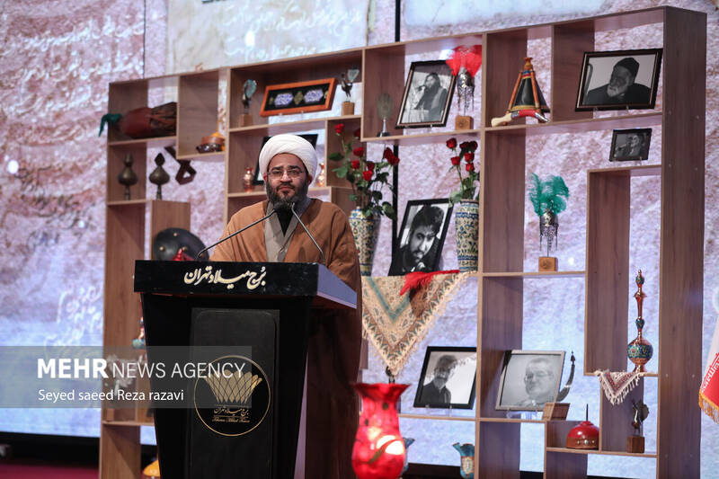 حجت الاسلام مجید باباخانی رئیس سازمان هیأت و تشکلهای دینی در حال سخنرانی در مراسم آیین اختتامیه نخستین کنگره ملی نوحهها و نغمههای عاشورایی است