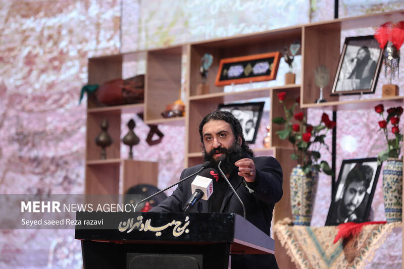 مهدی زنگنه دبیر نخستین کنگره ملی نوحهها و نغمههای عاشورایی در حال سخنرانی در مراسم آیین اختتامیه نخستین کنگره ملی نوحهها و نغمههای عاشورایی است