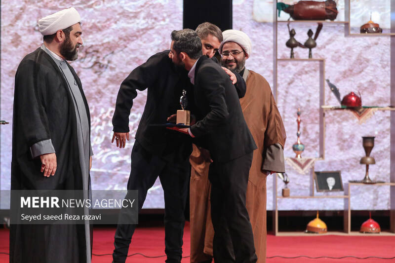 آئین اختتامیه نخستین کنگره ملی نوحهها و نغمههای عاشورایی بعدازظهر امروز یکشنبه ۲ مهر ماه ۱۴۰۲ با حضور حجت الاسلام محمد قمی رئیس سازمان تبلیغات اسلامی در سالن همایشهای برج میلاد و با معرفی برگزیدگان برگزار شد