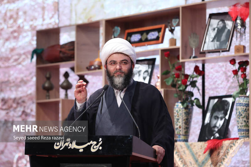 حجت الاسلام محمد قمی رییس سازمان تبلیغات اسلامی در حال سخنرانی در مراسم آیین اختتامیه نخستین کنگره ملی نوحهها و نغمههای عاشورایی است