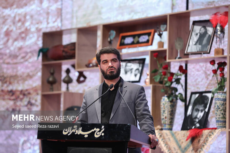 میثم مطیعی مداح اهل بیت (ع) درحال سخنرانی در مراسم آیین اختتامیه نخستین کنگره ملی نوحهها و نغمههای عاشورایی است