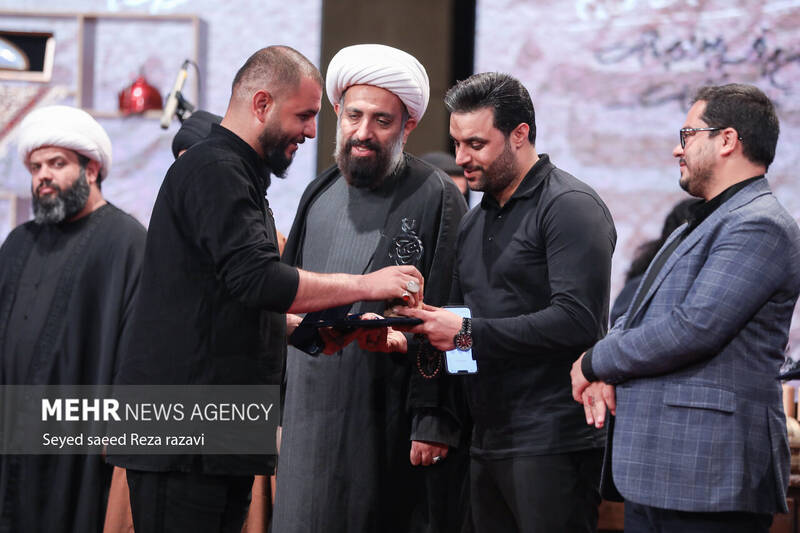 آئین اختتامیه نخستین کنگره ملی نوحهها و نغمههای عاشورایی بعدازظهر امروز یکشنبه ۲ مهر ماه ۱۴۰۲ با حضور حجت الاسلام محمد قمی رئیس سازمان تبلیغات اسلامی در سالن همایشهای برج میلاد و با معرفی برگزیدگان برگزار شد