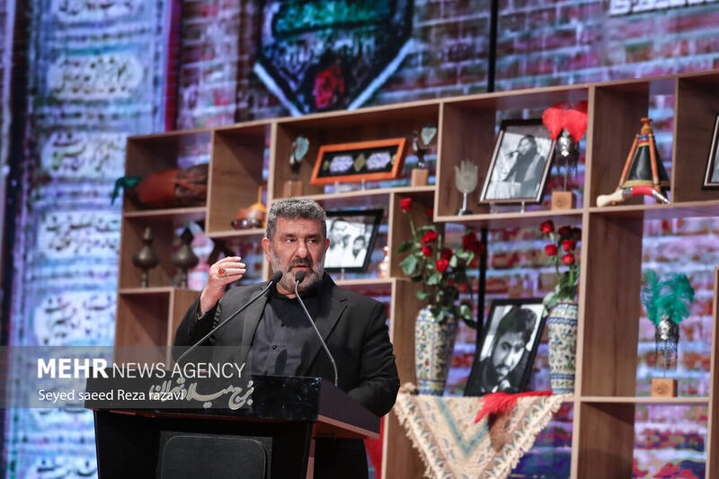 سعید حدادیان مداح اهل بیت (ع) درحال سخنرانی در مراسم آیین اختتامیه نخستین کنگره ملی نوحهها و نغمههای عاشورایی است