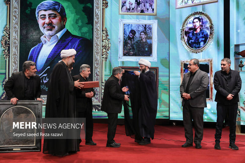 آئین اختتامیه نخستین کنگره ملی نوحهها و نغمههای عاشورایی بعدازظهر امروز یکشنبه ۲ مهر ماه ۱۴۰۲ با حضور حجت الاسلام محمد قمی رئیس سازمان تبلیغات اسلامی در سالن همایشهای برج میلاد و با معرفی برگزیدگان برگزار شد