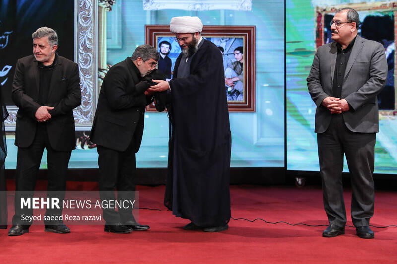 آئین اختتامیه نخستین کنگره ملی نوحهها و نغمههای عاشورایی بعدازظهر امروز یکشنبه ۲ مهر ماه ۱۴۰۲ با حضور حجت الاسلام محمد قمی رئیس سازمان تبلیغات اسلامی در سالن همایشهای برج میلاد و با معرفی برگزیدگان برگزار شد