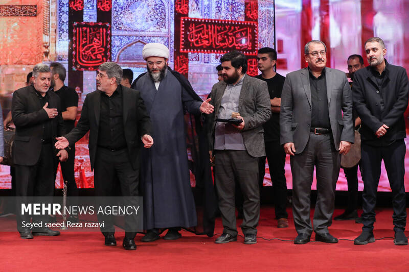 آئین اختتامیه نخستین کنگره ملی نوحهها و نغمههای عاشورایی بعدازظهر امروز یکشنبه ۲ مهر ماه ۱۴۰۲ با حضور حجت الاسلام محمد قمی رئیس سازمان تبلیغات اسلامی در سالن همایشهای برج میلاد و با معرفی برگزیدگان برگزار شد