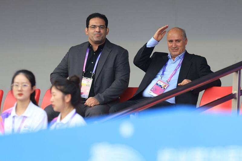 حذف تیم امید حاصل برگزاری لیگ آبکی و بی خاصیت است/ چرا برای ورزش مدیر خارجی نمیآوریم؟!/ مدیری که قدرت نگهداری از چمن را ندارد مدیر نیست!